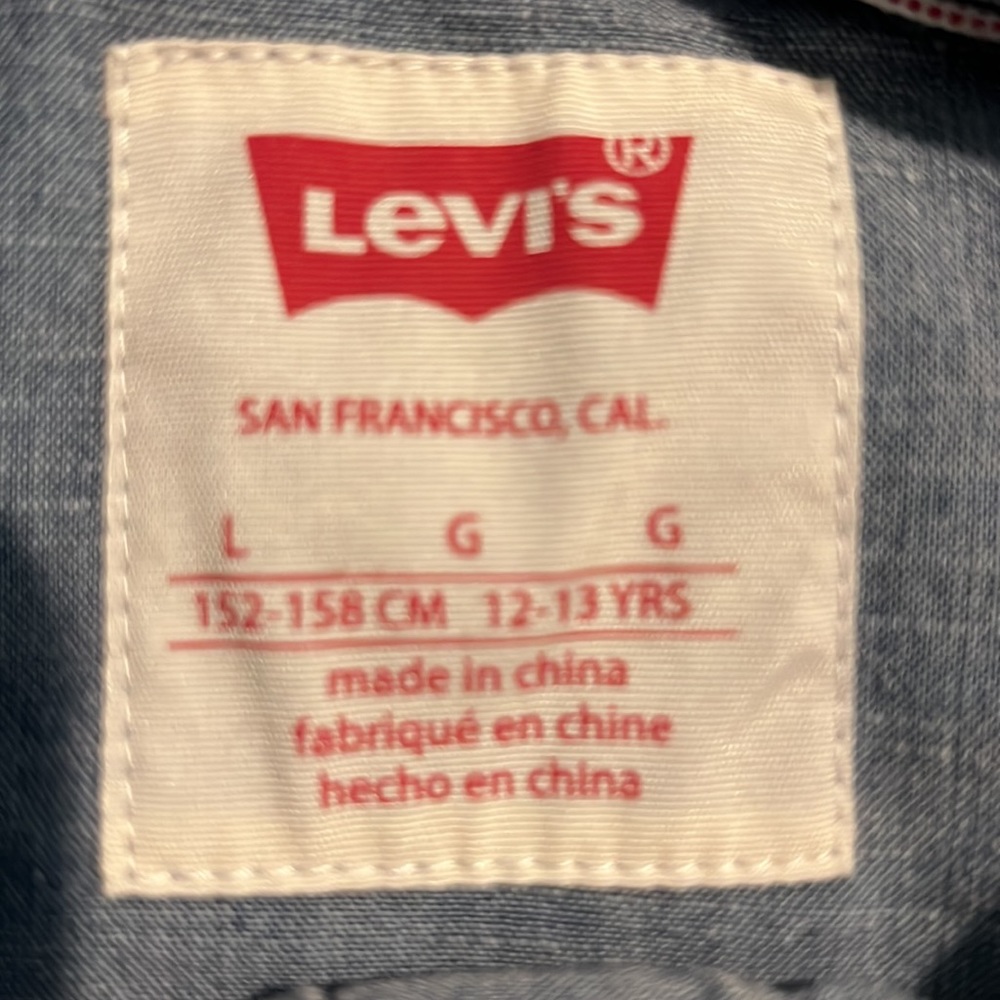 Levi’s Button Down - Picture 5 of 8
